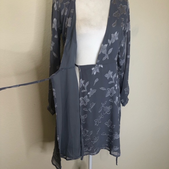 ASTR THE LABEL DUSTY BLUE BURNOUT WRAP FLORAL DRESS Size: XS - Picture 3 of 16